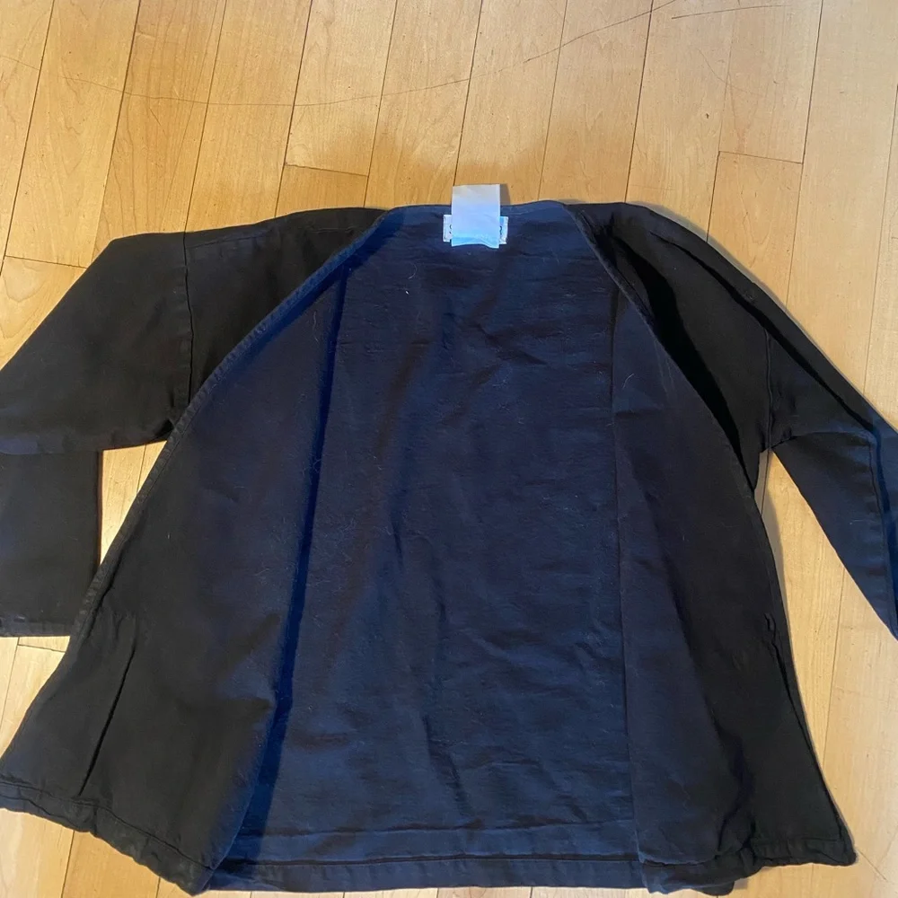 Lab coat style top, single button - Picture 2 of 4